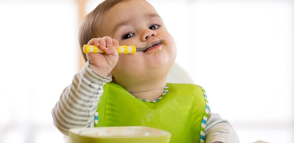 How to Encourage a Baby to Eat Independently